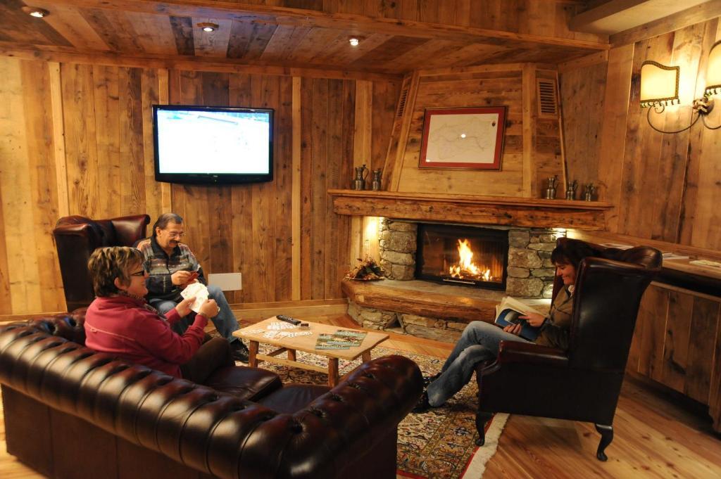 Laghetto Alpine Hotel & Restaurant Brusson Exterior photo